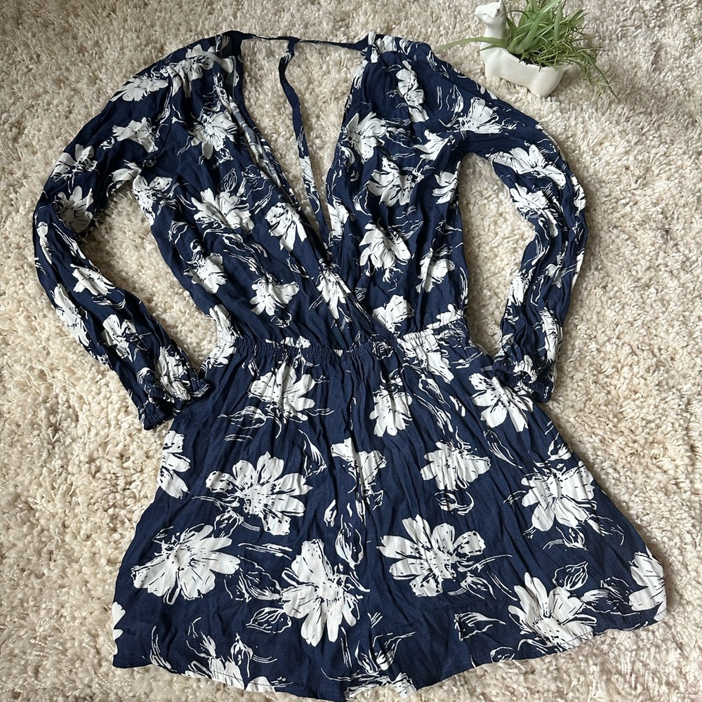Beautiful high end deep v Oobers Wank exposed back blue white floral rom…